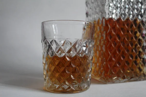 Vaso Estriado Con Brandy Coñac Whisky Sobre Fondo Blanco Oscuro — Foto de Stock