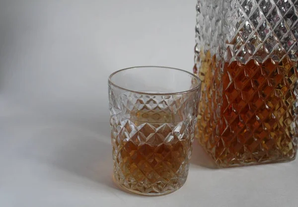 Vaso Estriado Con Brandy Coñac Whisky Sobre Fondo Blanco Oscuro — Foto de Stock