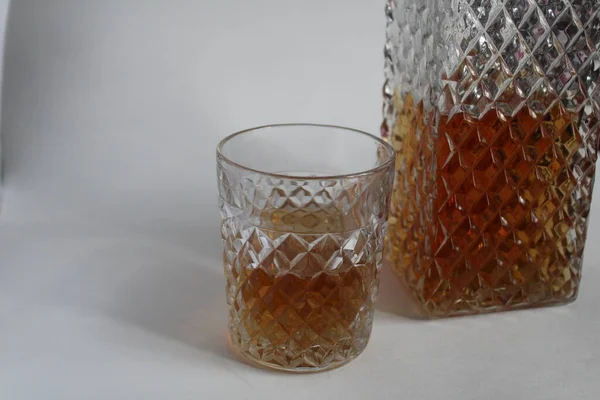 Vaso Estriado Con Brandy Coñac Whisky Sobre Fondo Blanco Oscuro — Foto de Stock