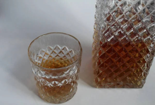 Vaso Estriado Con Brandy Coñac Whisky Sobre Fondo Blanco Oscuro — Foto de Stock