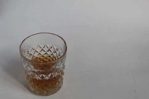 Vaso Estriado Con Brandy Coñac Whisky Sobre Fondo Blanco Oscuro — Foto de Stock