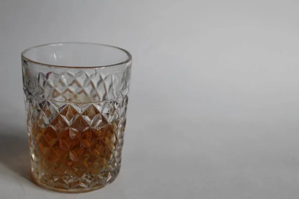 Vaso Estriado Con Brandy Coñac Whisky Sobre Fondo Blanco Oscuro — Foto de Stock