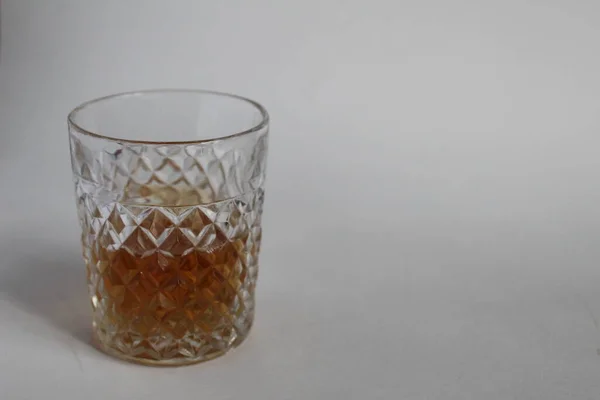 Vaso Estriado Con Brandy Coñac Whisky Sobre Fondo Blanco Oscuro — Foto de Stock