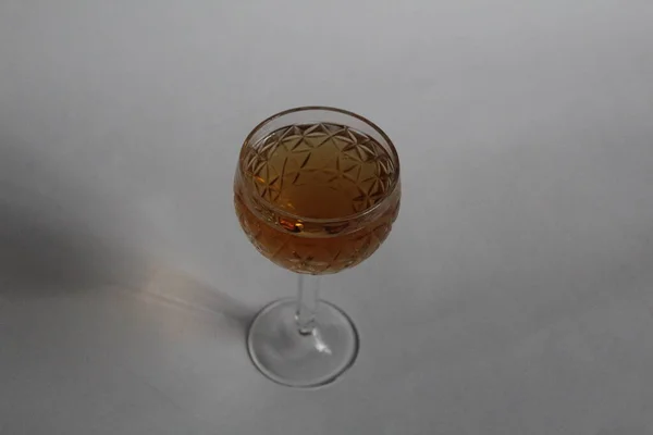 Beber Coñac Alcohólico Fuerte Whisky Vaso Cristal Sobre Una Pierna — Foto de Stock