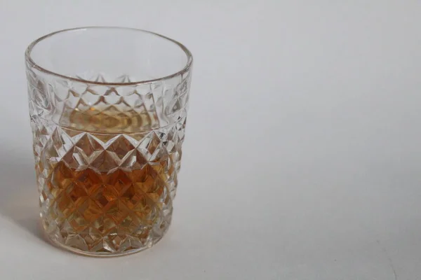 Vidrio Modelado Con Whisky Coñac Coloca Sobre Mesa Sobre Fondo — Foto de Stock