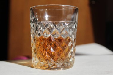 Hafif arka planda bir bardak alkollü konyak romu.