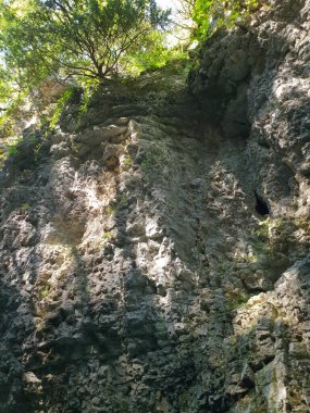 Batumi Gürcistan turizmi yakınlarındaki Machakhela dağ geçidinde kayalar ve inen manzaralar