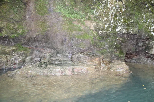 Batumi Gürcistan turizmi yakınlarındaki Machakhela dağ geçidinde kayalar ve inen manzaralar