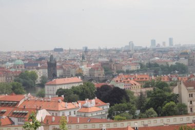 Prag Çek Cumhuriyeti Avrupa 'sının kırmızı kiremitli çatıları ile dağın tepesinden kasabaya manzara