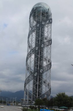 Batum Georgia 'daki alfabe kulesi. Gece gündüz görüşü.