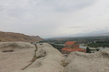 Vardzia şehrindeki Kraliçe Tamara şehrinde bej rengi kumlu taşlar.