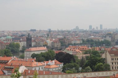şehir manzarası manzarası kırmızı evler ve görünür meydan ve kale Prag Çek Cumhuriyeti