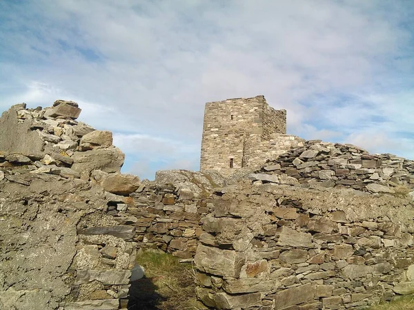 爱尔兰海边一座古城堡的废墟 在蓝天的映衬下 堆满了石头 — 图库照片
