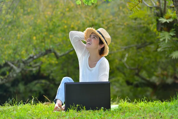 Woman enjoying in the nature — Stockfoto