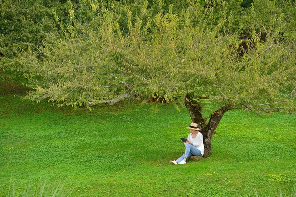 Kvinna njuter av naturen — Stockfoto