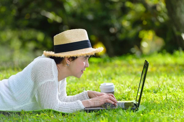 Mujer disfrutando de la naturaleza —  Fotos de Stock