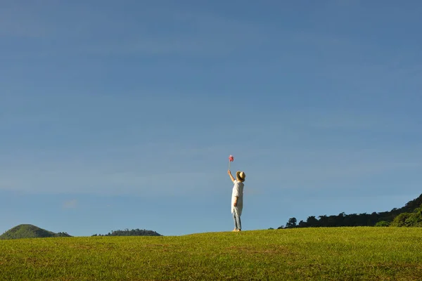 Mujer disfrutando de la naturaleza —  Fotos de Stock