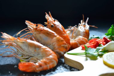 Pişmiş karides, karides ile baharat üzerinde arka plan taş.