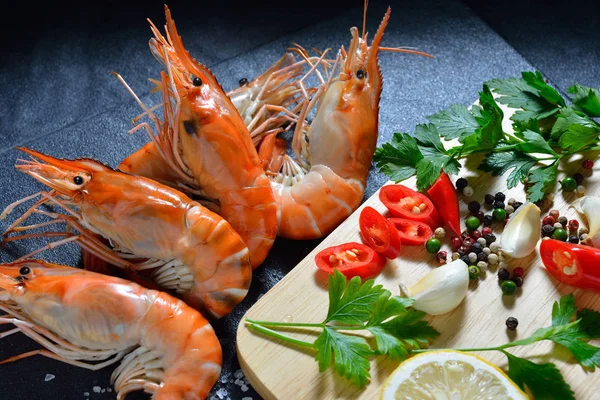 Camarões cozinhados, camarões com temperos sobre fundo de pedra — Fotografia de Stock