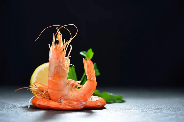 Camarones cocidos, langostinos con condimentos sobre fondo de piedra —  Fotos de Stock