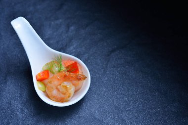 Pişmiş karides, karides kaşık arka plan taş.