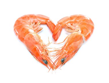 Pişmiş karides, karides kalp şekli beyaz arka plan üzerinde izole