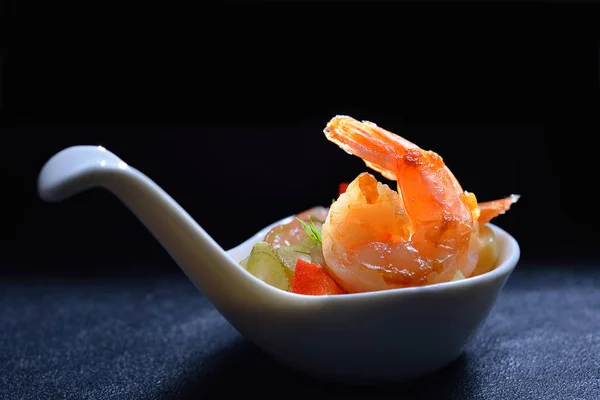 Camarones cocidos, langostinos en cuchara sobre fondo de piedra —  Fotos de Stock