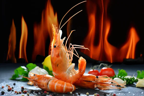 Camarões cozinhados, camarões com temperos em fundo de chama — Fotografia de Stock