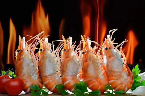 Camarões cozinhados, camarões com temperos em fundo de chama — Fotografia de Stock