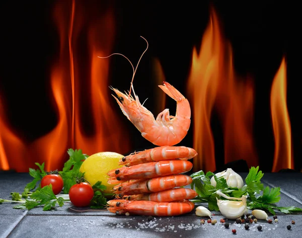 Gekookte garnalen, gamba's met kruiderijen op vlam achtergrond — Stockfoto
