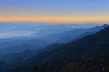 Güzel dağlar gökyüzü arka plan üzerinde sahne