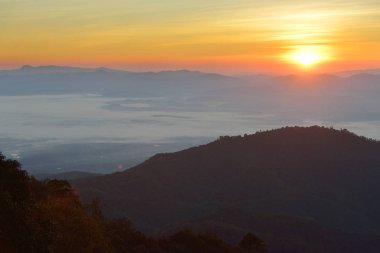 Güzel Dağları gökyüzü üzerinde yükselen güneş
