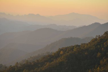 Güzel dağlar gökyüzü arka plan üzerinde sahne