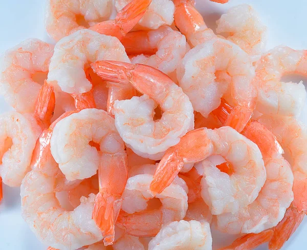 Camarones cocidos, langostinos aislados sobre fondo blanco —  Fotos de Stock