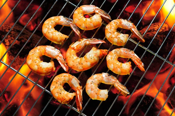 Garnalen, gegrilde garnalen op de vlammende grill — Stockfoto