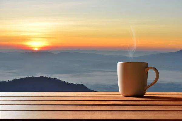 Tasse de café ou de thé du matin avec fond de montagne au lever du soleil — Photo