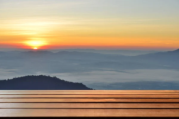 Lege houten tafelblad met berg achtergrond bij zonsopgang — Stockfoto