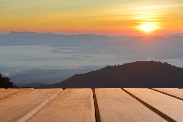 Άδειο τραπέζι από ξύλο κορυφή βουνού φόντο στο sunrise — Φωτογραφία Αρχείου