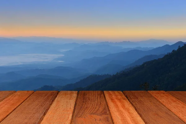 Tomma trä bordsskiva med mountain bakgrund vid soluppgången — Stockfoto