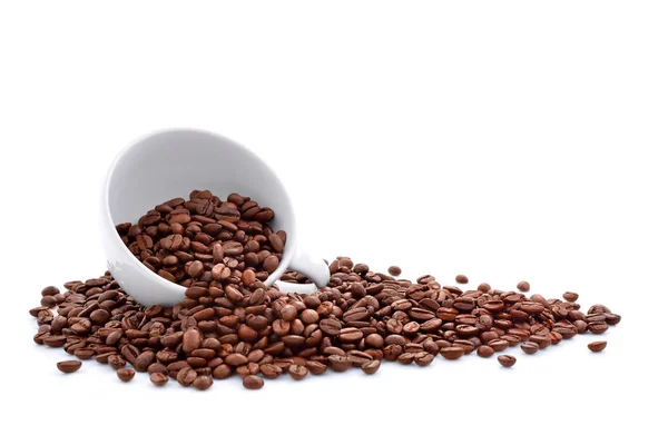 Grains de café dans une tasse de café isolé sur blanc — Photo