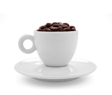 Kahve fincanındaki kahve çekirdekleri beyaz arka planda izole edilmiş.