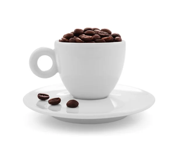 Granos de café en taza de café aislados sobre fondo blanco — Foto de Stock
