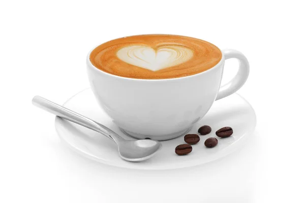 Xícara de café latte e grãos de café isolados em backgroun branco — Fotografia de Stock