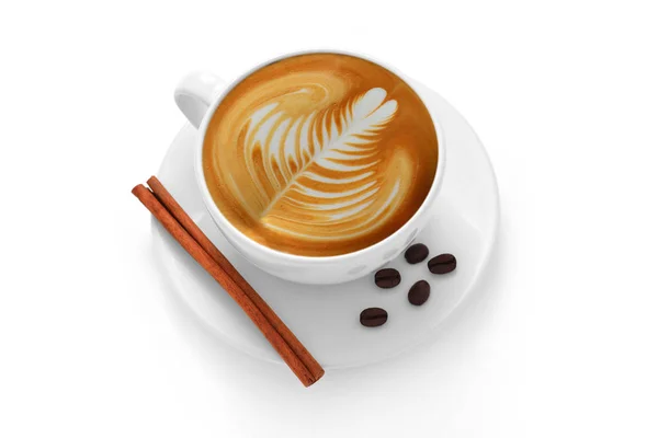Чашка кофе латте и кофейных зерен изолированы на белой спинке — стоковое фото