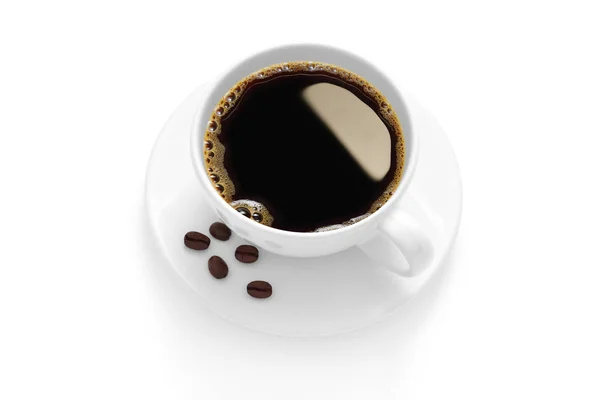 Kopp kaffe med kaffebönor isolerad på vit bakgrund — Stockfoto