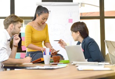 Grup businesspersons yaratıcı iş iş ofiste tartışıyor