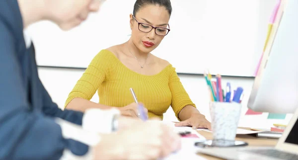 Empresárias sênior trabalhando juntas no escritório — Fotografia de Stock