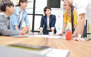 Farklı yaş sahip iş kişilerdir