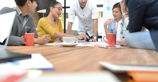 Grupo de personas de negocios con edades diferentes —  Fotos de Stock