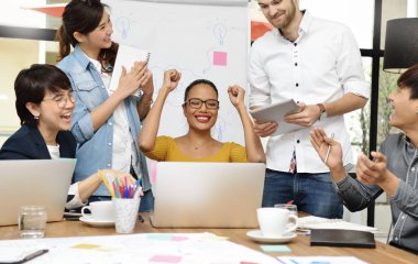 Yaratıcı iş iş ofiste tartışırken farklı yaş sahip businesspersons grup